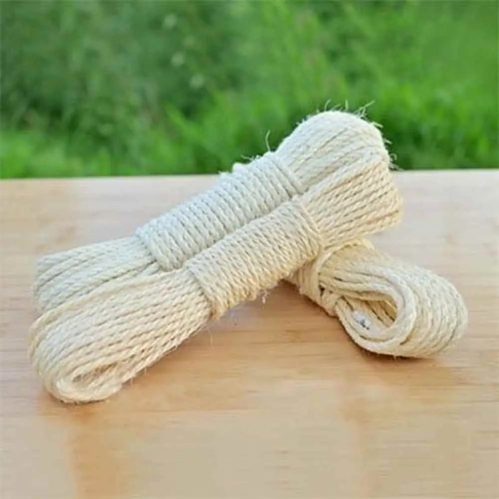 Corde naturelle en sisal beige, écheveau torsadé pour habiller un arbre à chat.
