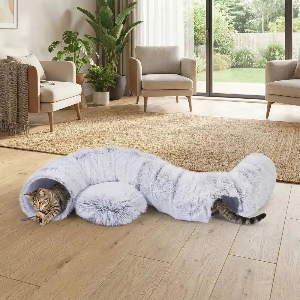 Tunnel pour chat en peluche gris clair, allongé au sol avec entrée ouverte
