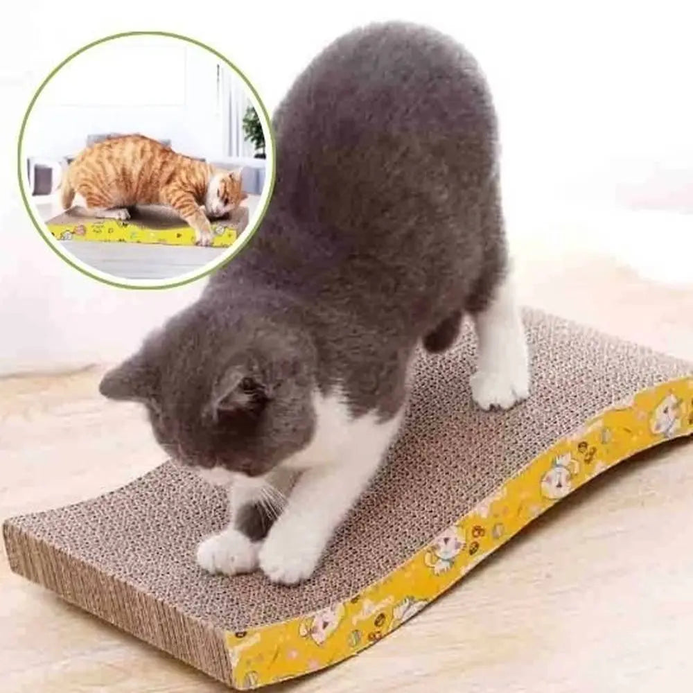 Griffoir pour chat incliné, surface à griffer grise texturée et bord jaune imprimé