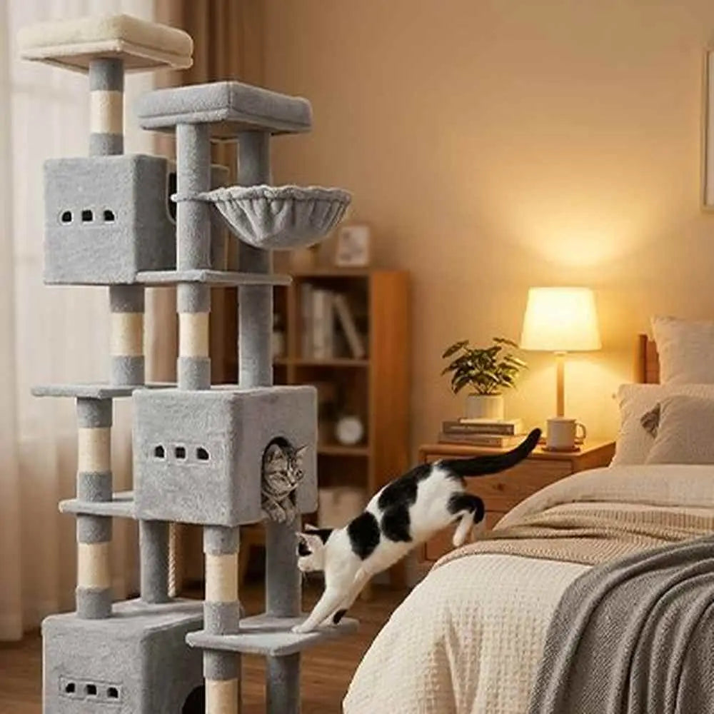 Arbre à chat gris clair, poteaux beiges, plateformes carrées et hamac suspendu.