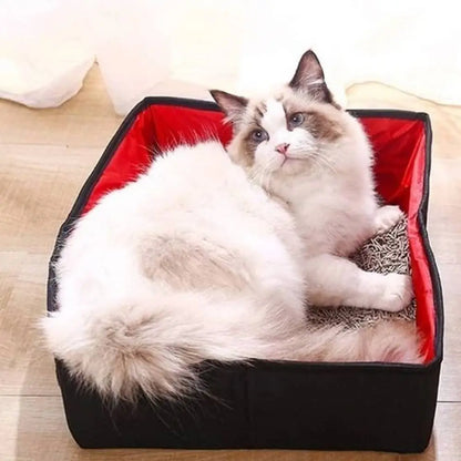Bac à litière pour chat noir à intérieur rouge, chat blanc à l’intérieur sur litière.