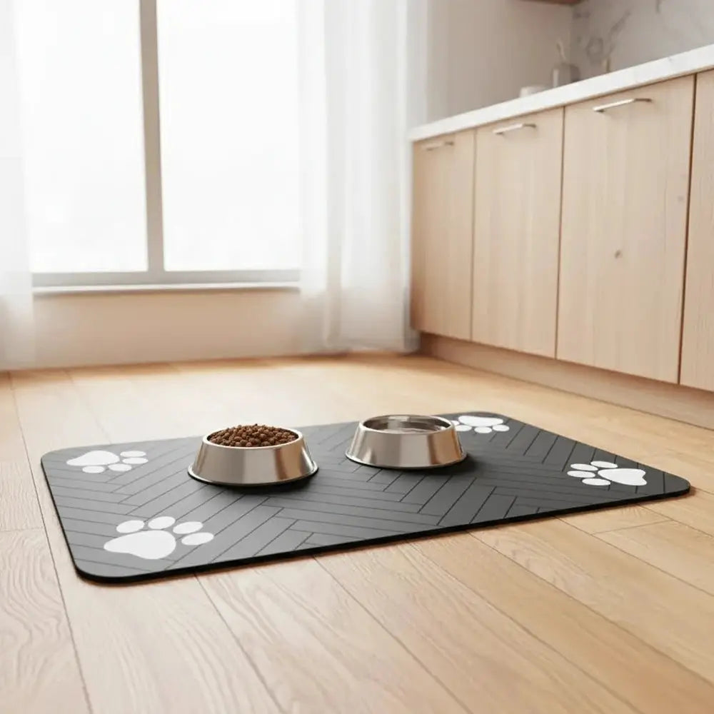 Tapis de gamelle pour chat gris foncé à surface antidérapante, motifs pattes blanches
