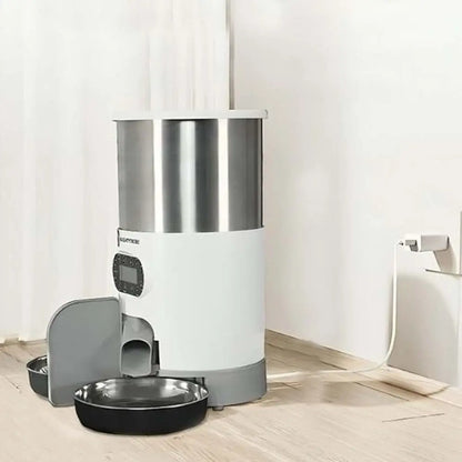 Distributeur croquettes SmartFeeder blanc, panneau de commande et bol métallique noir.