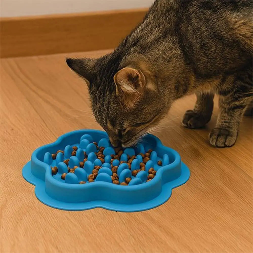 Gamelle anti-glouton pour chat FeliFlex bleue à picots, avec croquettes.