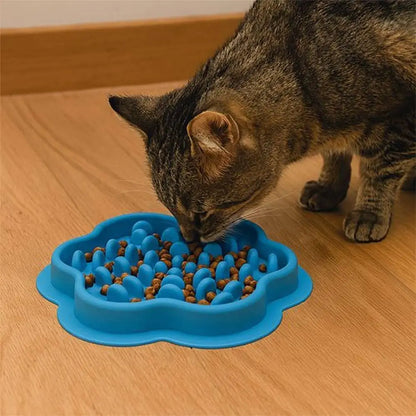 Gamelle anti-glouton pour chat FeliFlex bleue à picots, avec croquettes.