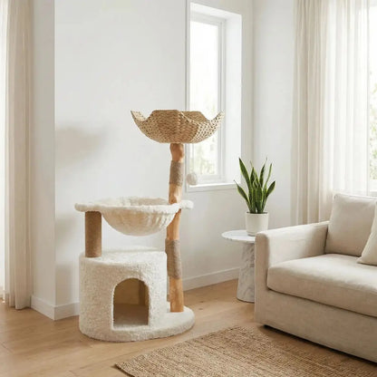 Arbre à chat blanc : cabane ronde, plateformes moelleuses et poteaux en bois et sisal.