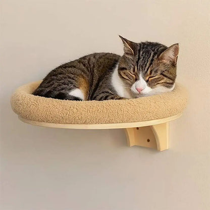 Panier ovale en tissu beige monté sur base en bois, chat allongé
