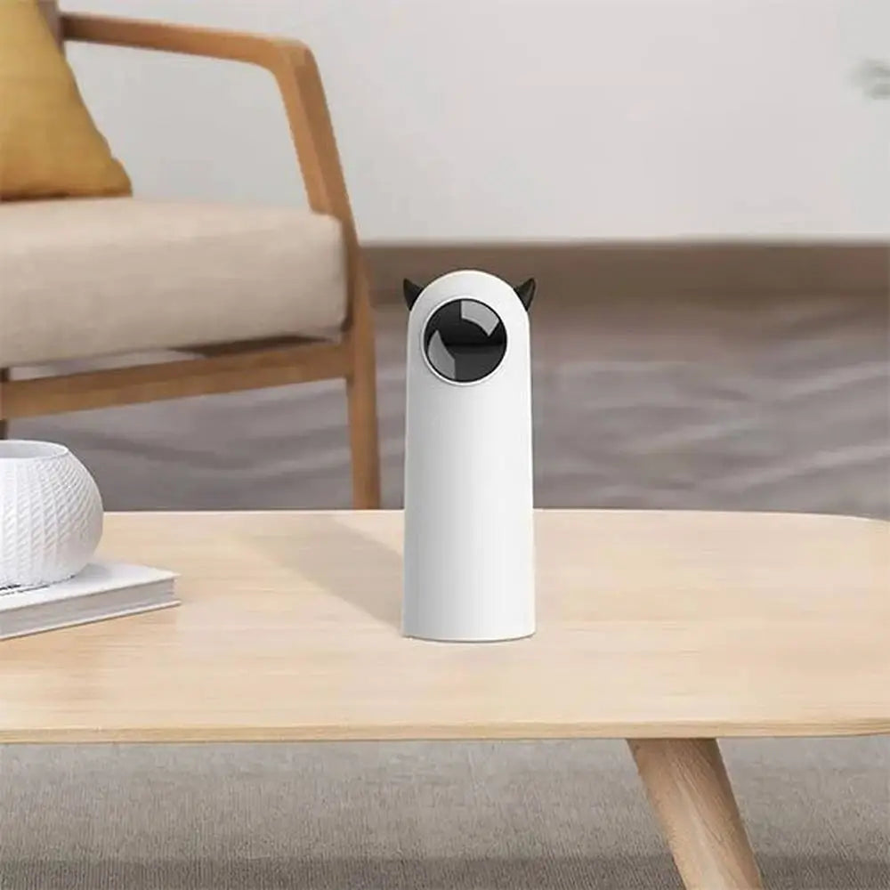 Jouet interactif pour chat PetPlay blanc, boîtier cylindrique avec yeux noirs