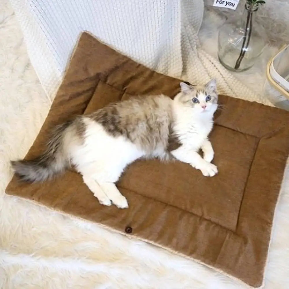 Panier pour chat CozyNest en tissu marron avec coussins d’angle et liseré beige
