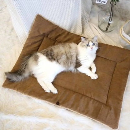 Panier pour chat CozyNest en tissu marron avec coussins d’angle et liseré beige