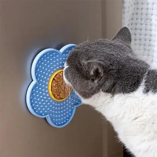 Tapis de léchage en forme de fleur bleue, fixé sur surface verticale