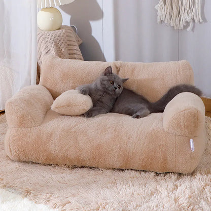 Panier pour chat en peluche beige, coussins latéraux et oreiller central duveteux.