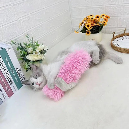 Peluche pour chat duveteuse rose à franges, allongée sous un chat gris