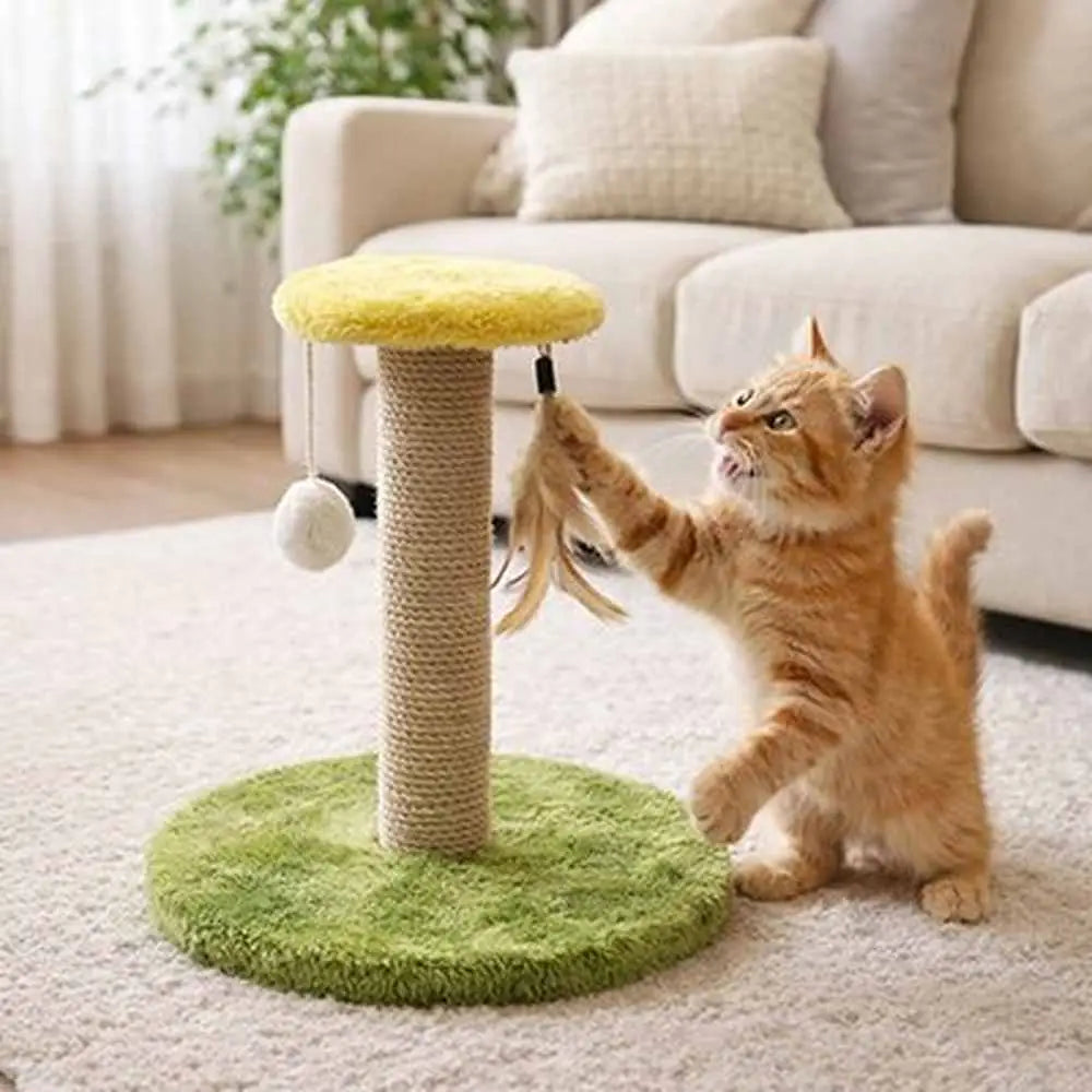 Griffoir pour chat avec base ronde verte, poteau en sisal beige, coussin jaune et jouet