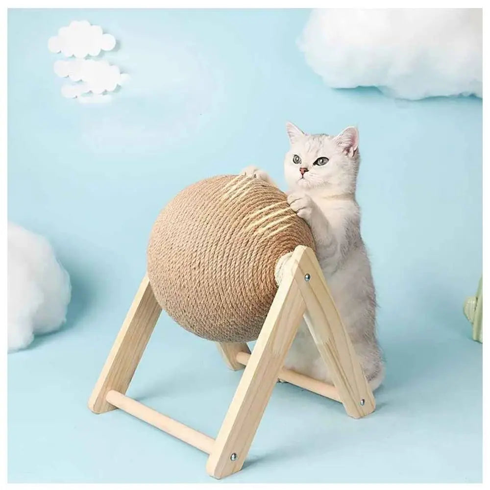 Griffoir pour chat avec boule en sisal beige sur trépied en bois, chat blanc et gris.