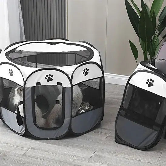 Parc pour chat pliable noir et blanc avec deux panneaux, porte vitrée et motifs pattes.