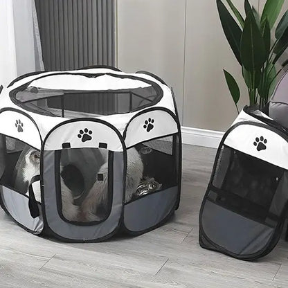 Parc pour chat pliable noir et blanc avec deux panneaux, porte vitrée et motifs pattes.