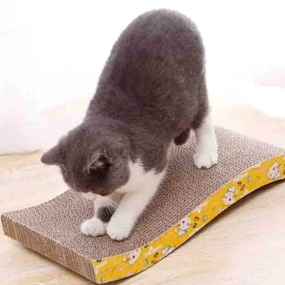 Griffoir pour chat incliné, surface à griffer texturée grise et bord jaune imprimé