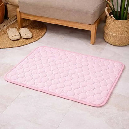 Tapis rafraîchissant rose à relief pour chat, posé sur le sol