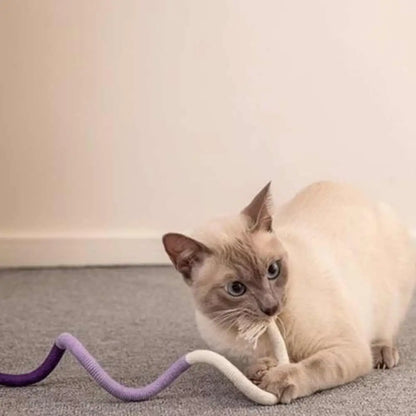 Jouet pour chat serpent en tissu violet et beige, avec plume.