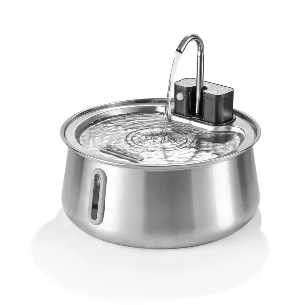 Fontaine à eau inox pour chat, vue de face avec jet d’eau depuis le réservoir circulaire