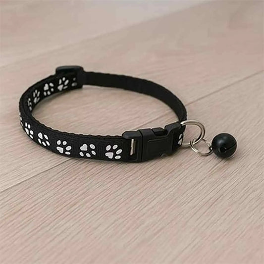 Collier pour chat noir avec pattes blanches, fermoir réglable et clochette ronde noire
