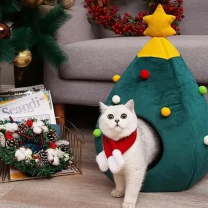Maison pour chat sapin verte, chat blanc près de l’ouverture, nœud rouge.
