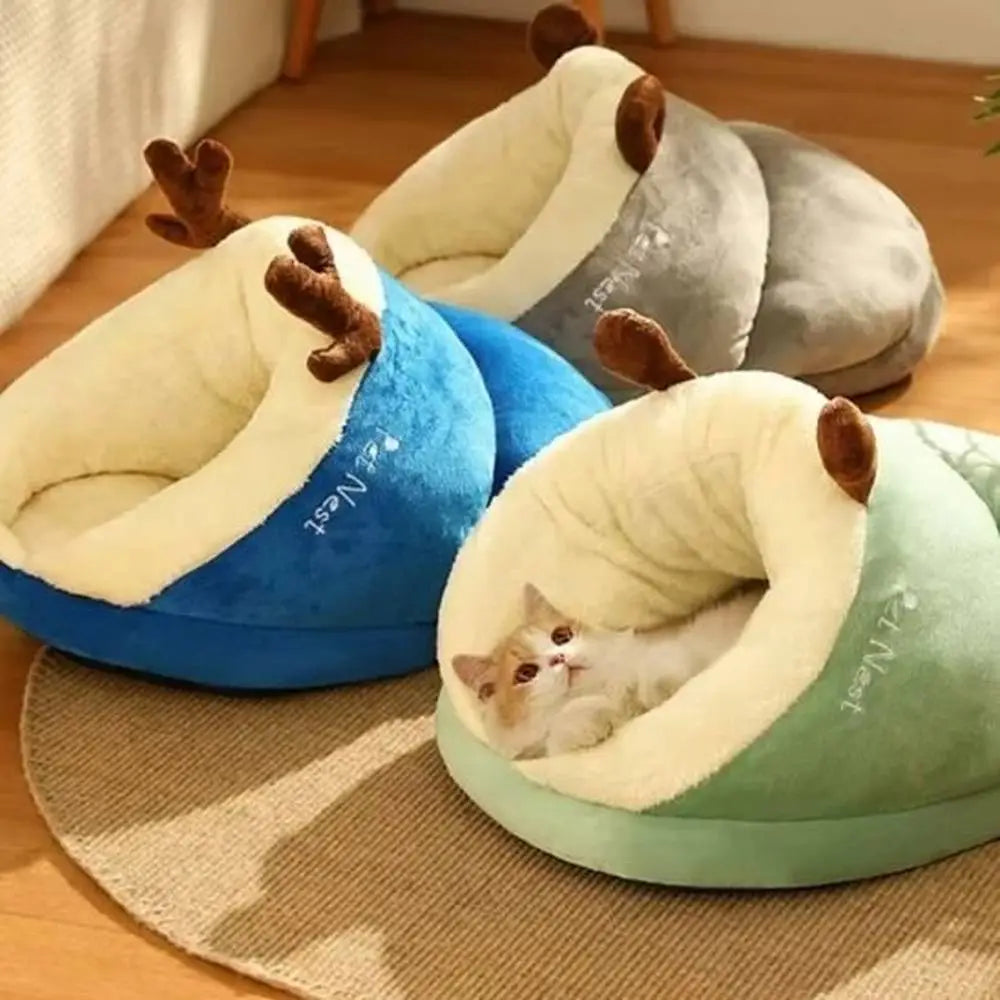 Panier pour chat cocon douillet bleu et beige, base verte avec intérieur rembourré.
