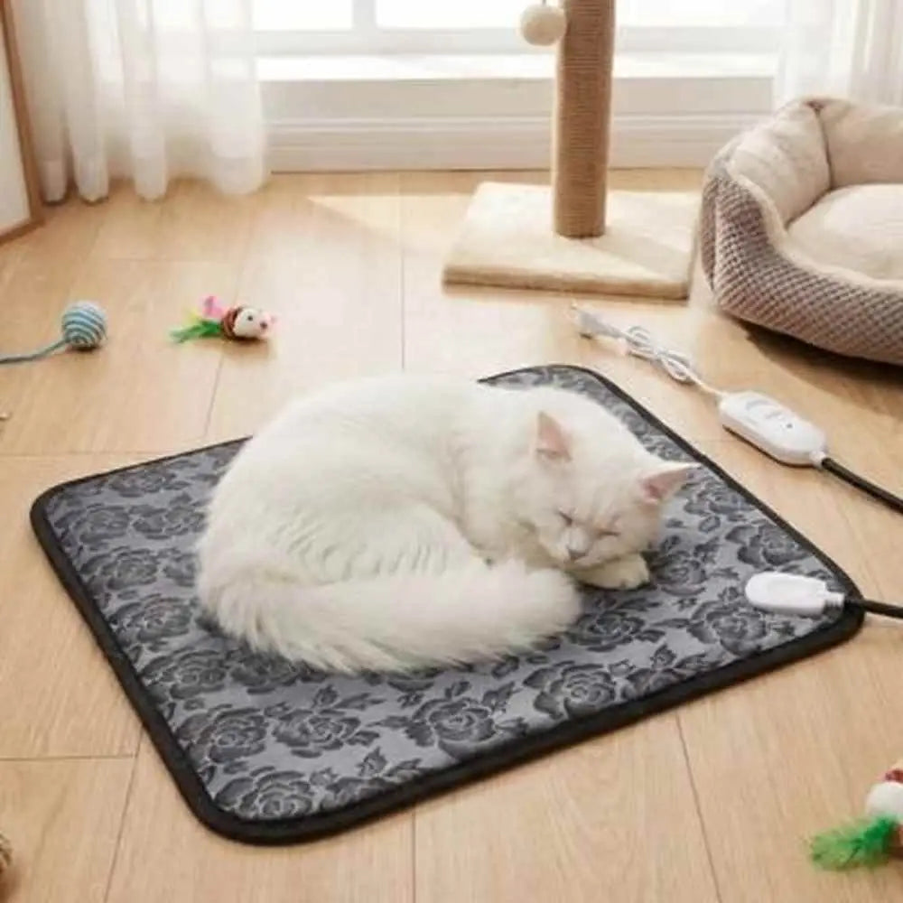Tapis chauffant pour chat gris foncé à motif, bord noir, chat blanc endormi.