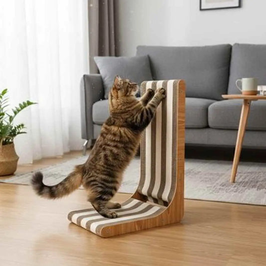 Griffoir pour chat en bois avec surface à rayures pour griffer, au sol.