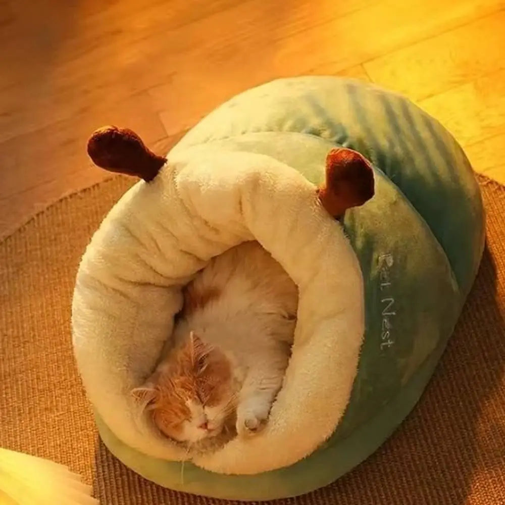 Panier pour chat cocon douillet beige avec base vert, intérieur pelucheux.