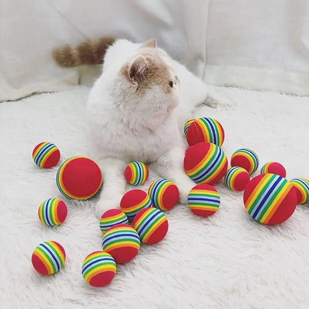 Balles en mousse colorées pour chat, lot de balles rayées arc-en-ciel sur coussin