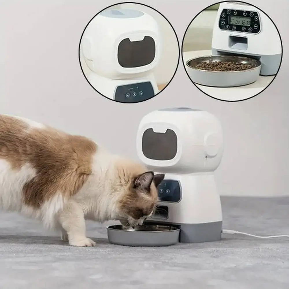 Distributeur automatique de croquettes pour chat blanc, angles rapprochés de l’ouverture et du panneau.