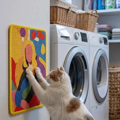 Tapis griffoir mural rectangulaire, plaque à motifs vifs, chat blanc en train de griffer.