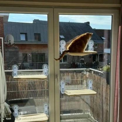 Hamac chat fenêtre UltraCozy, coussin beige sur plateforme; chat roux sur le hamac