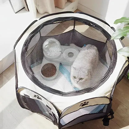 Parc pour chat pliable noir et blanc, vue du dessus avec filet et jouets au sol.