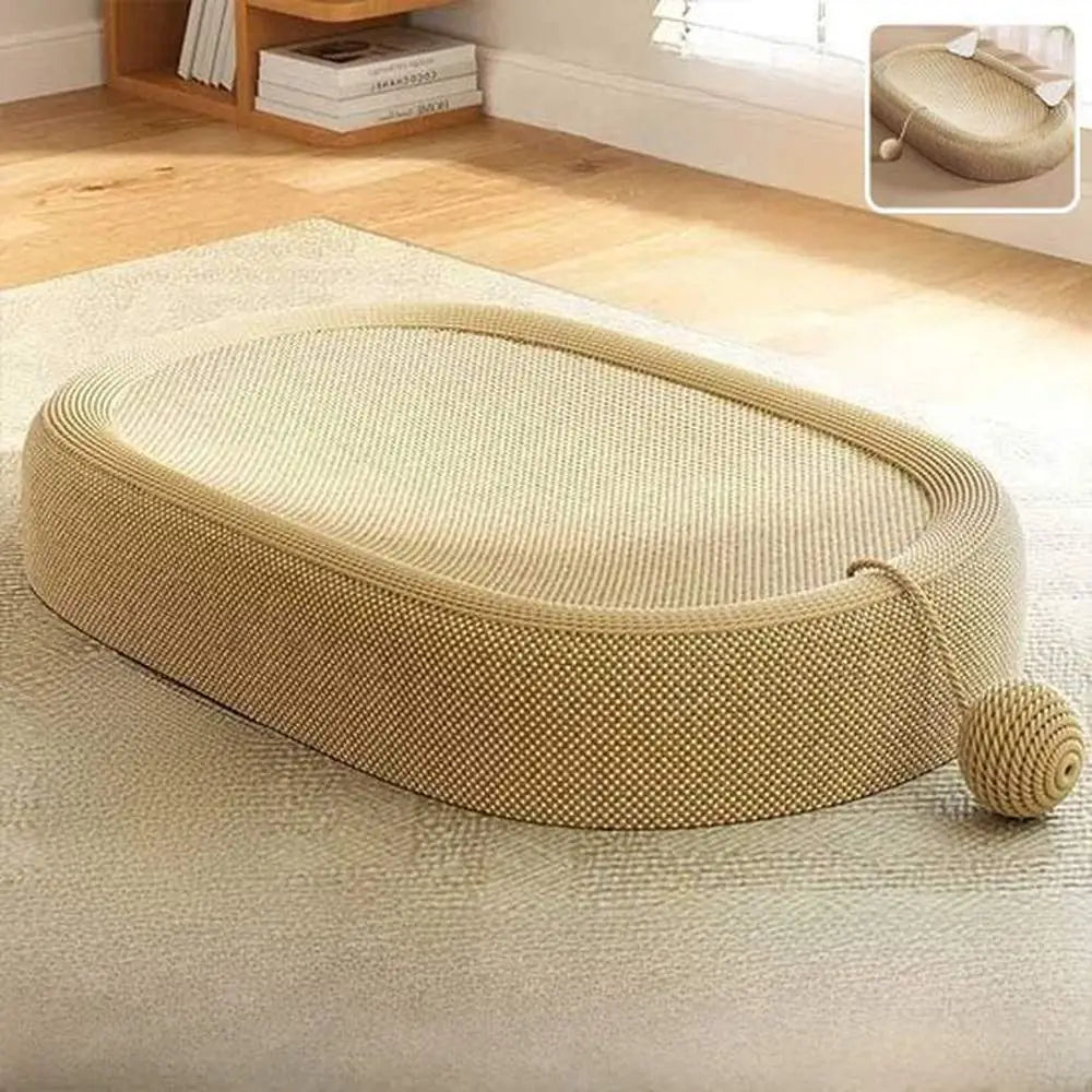 Griffoir pour chat beige ovale, bord relevé et boule jouet à l’arrière