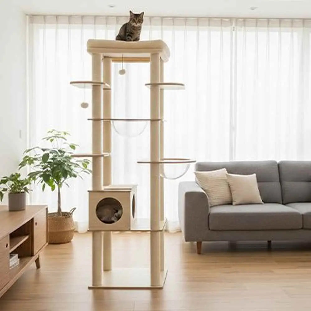 Arbre à chat en bois naturel avec poteaux ronds et plateformes, chat tigré sur le toit