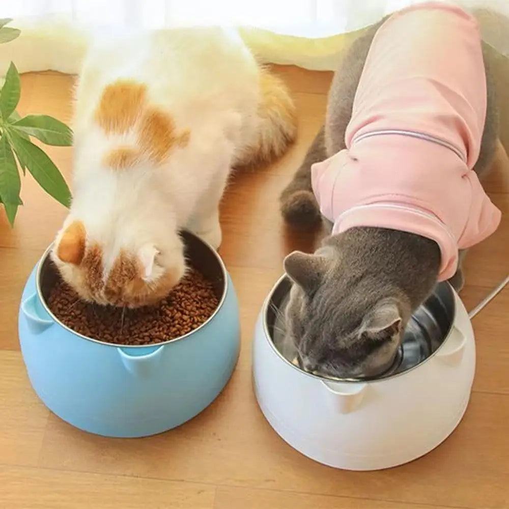 Gamelle pour chat ergonomique avec base bleu ciel et bol acier, et base blanche assortie.
