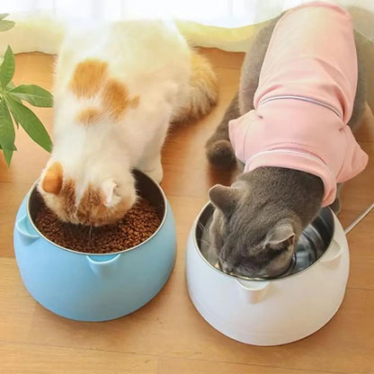 Gamelle pour chat ergonomique avec base bleu ciel et bol acier, et base blanche assortie.