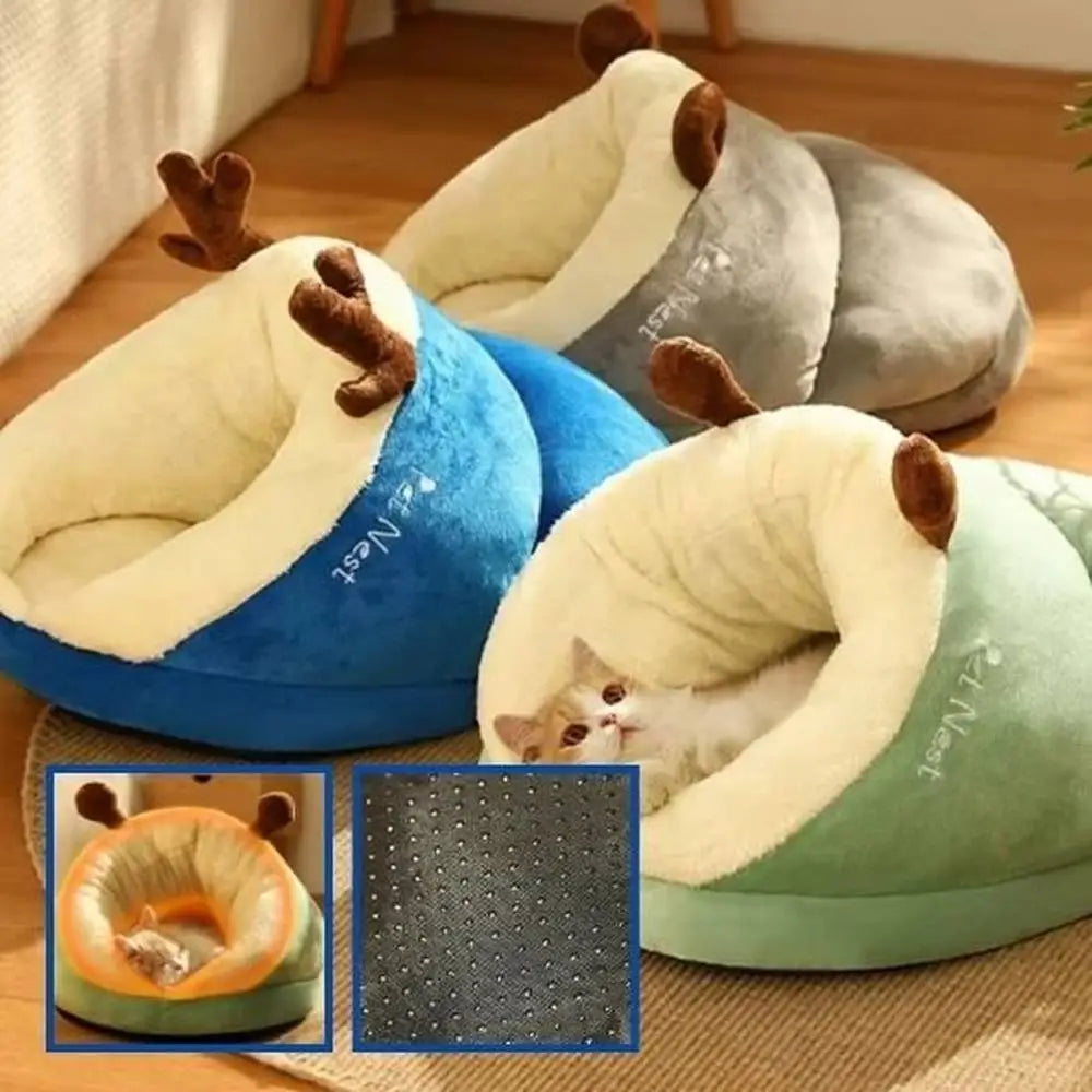 Panier pour chat cocon douillet bleu et vert, intérieur beige en peluche.