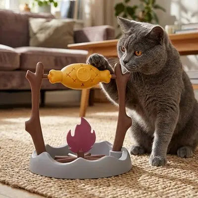 Mangeoire interactive pour chat, chat gris et jouet jaune suspendu entre les barres