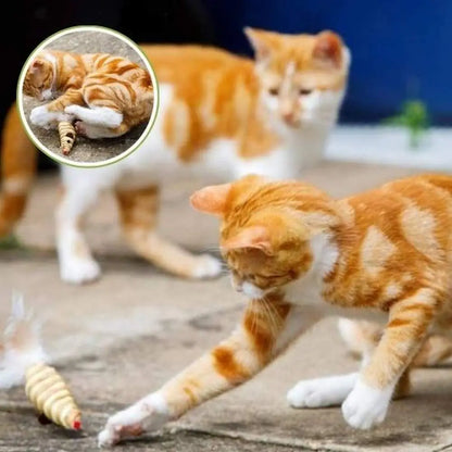 Souris en corde rayée pour chat, jouet tenu au sol par un chat roux