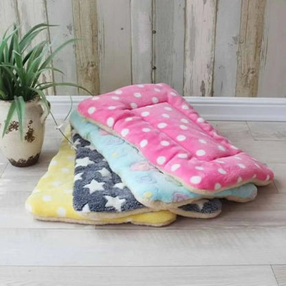Tapis pour chat antidérapant empilé, dessus rose à pois blancs, dessous bleu et jaune