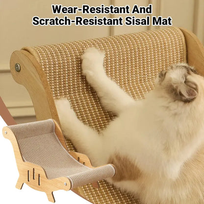 Fauteuil-griffoir pour chat beige en sisal tissé, chat allongé sur l’assise