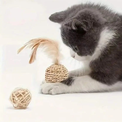 Jouet pour chat avec balles tressées beige et plume, pour chasse interactive.