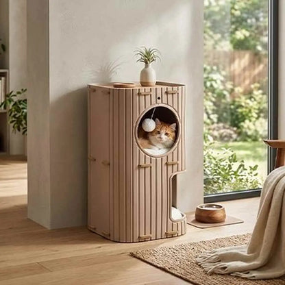 Niche pour chat beige clair avec entrée ronde, chat tigré regardant