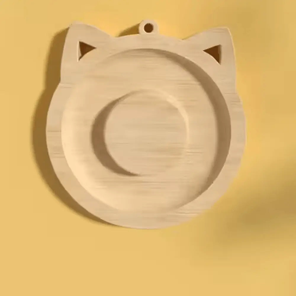 Jouet en bois en forme de tête de chat, découpes oreilles et sculpture circulaire
