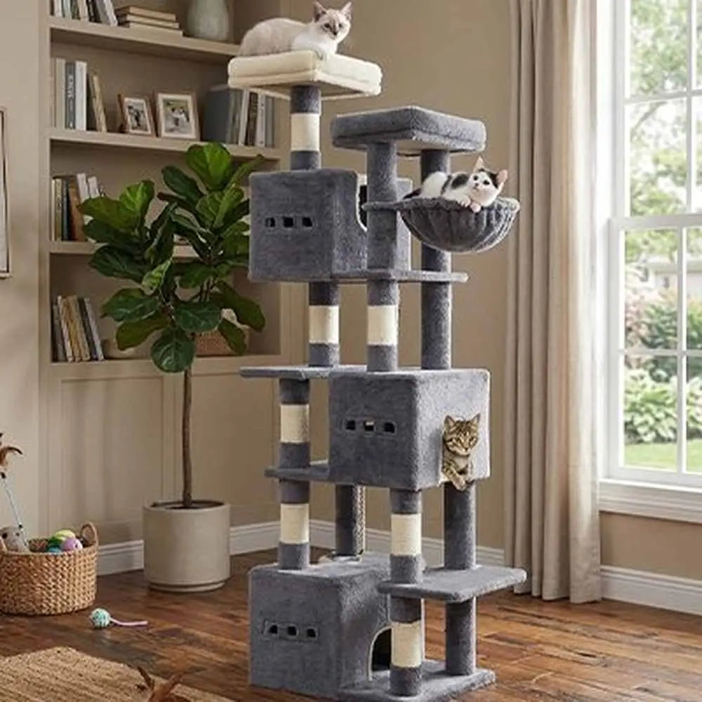 Arbre à chat gris foncé, plateformes et poteaux beiges, cabane à ouverture et hamac.