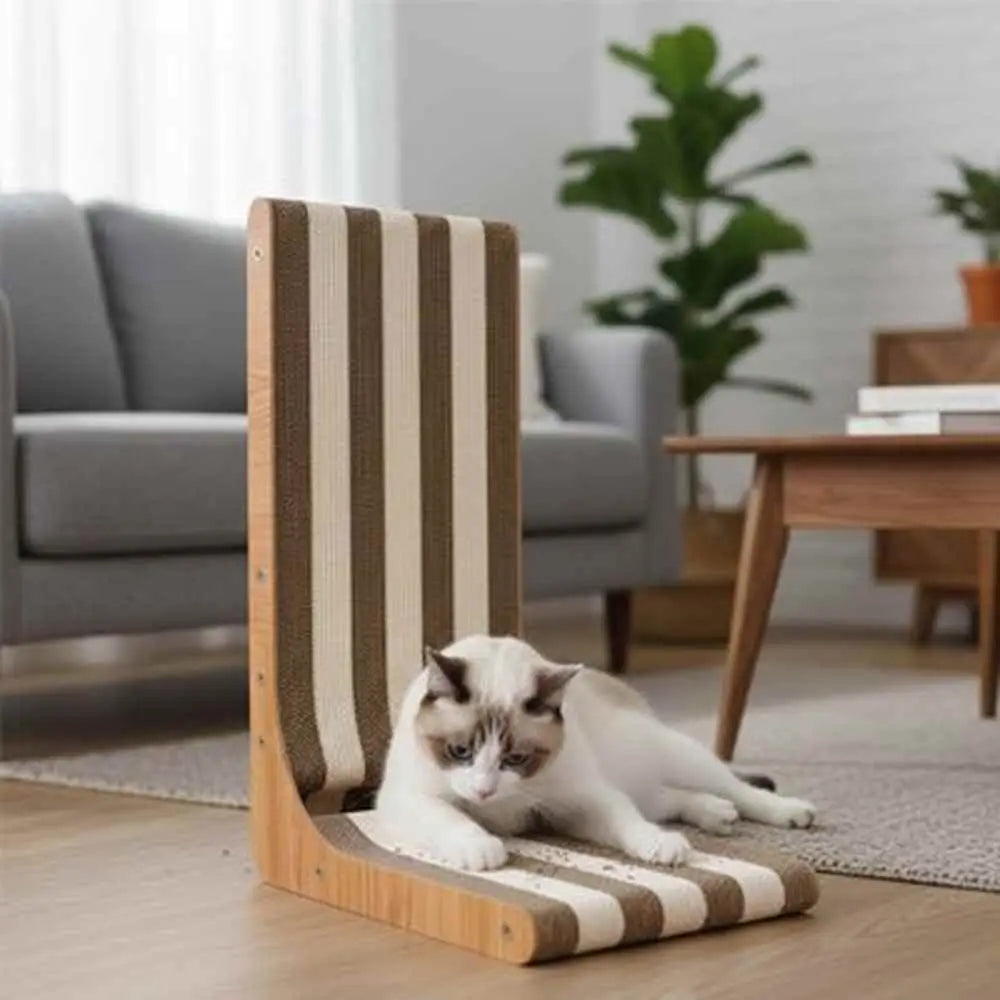 Griffoir pour chat en bois naturel avec plateau rayé, chat blanc sur la base.